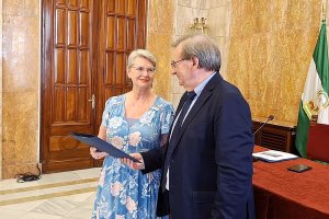 Fernando Martínez entregando a Carmen Ravassa el informe