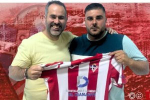 Jeyu Estrella entrega el testigo a Cristian Úbeda en la presidencia del equipo.