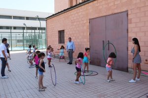 El alcalde de Berja visitando el desarrollo de las escuelas en imagen de archivo.