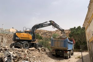 Trabajos de desescombro junto a la calle Hércules