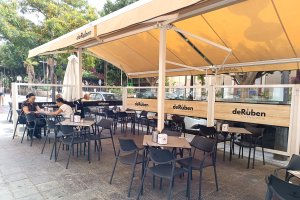 Imagen de la terraza de una cafetería de Almería vacía por las altas temperaturas.