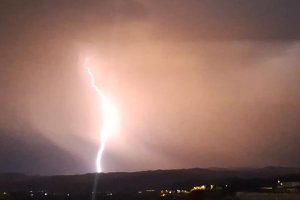 Caída de un rayo este viernes captada por el Observatorio Meteorológico del Almanzora (OMAA), en Albox.