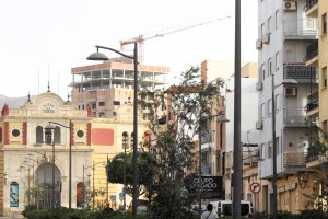 Plaza de Toros de Almería, custodiada ahora por el gigante de once plantas que han levantado a los pies de la Molineta.