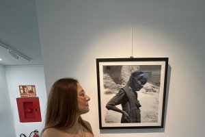 Susana Pozo observa Vieja de La Chanca como Perceval la tituló en 1987.