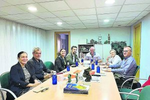 Reunión entre comerciantes, hosteleros y representantes municipales para hablar del cuidado del centro