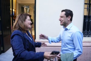 Carmen Crespo y Juanma Moreno, esta noche en Sevilla.