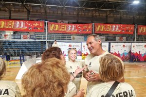 Casimiro conversando con las participantes en la actividad.
