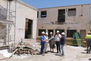 Visita al estado de los trabajos en el antiguo matadero de Adra.