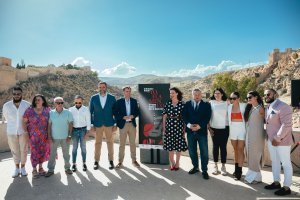 Foto de familia tras la presentación, este lunes en el Centro de Interpretación Patrimonial. del 57º Festival de Flamenco y Danza de Almería.