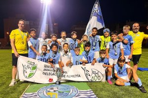 Rubén con su equipo alevín festejando el campeonato.
