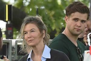 Renée Zelweger y Leo Woodall