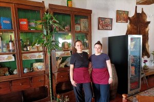 Celeste y Karen en el asador de Gérgal.