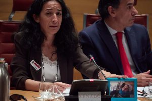 Patricia Ramírez muestra una fotografía de Gabriel en el Senado.