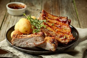 Costillas de cerdo. Fotografía de Magone descargada en Depositophotos.com.