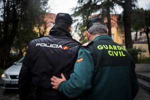 Imagen de archivo de un agente de la Policía Nacional y un Guardia Civil.