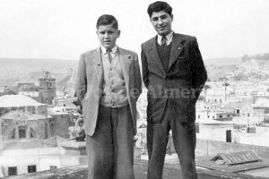Manolo Cuesta, junto a su amigo Claudio Pimentel, en la azotea del Teatro Cervantes, donde subían a menudo a ver la ciudad y a mirar sin ser vistos