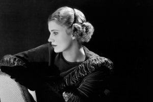 Lee Miller, autorretrato con diadema, Nueva York, 1932. Foto: © Lee Miller Archives.