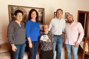 María Alonso junto a familia y autoridades en una imagen difundida por el Ayuntamiento.