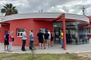 Los abonados se están acercando a las taquillas del Estadio para llevarse dos entradas.