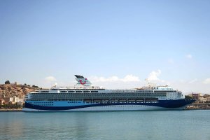 El Marella Voyager llegó este jueves al Puerto de Almería.