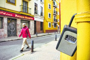 Foto de archivo de la entrada de un piso de alquiler turístico