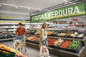 Frutas y hortalizas en un supermercado.