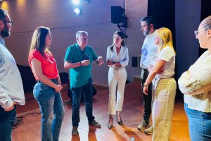 Autoridades municipales y provinciales en el escenario del centro.