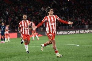 Luka Romero celebrando con Jonathan Viera su segundo gol al Atlético de Madrid.