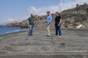 El alcalde comprobando la arena aportada en la playa de Guainos.