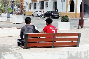 Un voluntario en el acompañamiento a un joven extutelado.