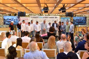 Los cocineros y autoridades, con Tony García al micrófono, antes de comenzar la demostración del ronqueo. /ISABEL SÁNCHEZ