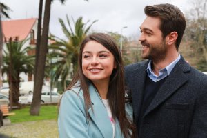 Los protagonistas de la película Ayça Ayşin Turan y Furkan Andıç