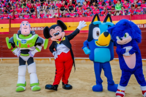 Personajes Disney despiden la temporada 2023/2024 de la  Escuela Municipal de Fútbol de Roquetas de Mar.
