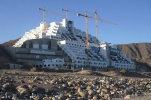 Construcción del hotel en la playa de El Algarrobico.