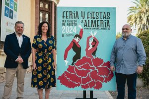 Diego Cruz, María del Mar Vázquez y Carlos Rigo, junto al cartel de la Feria de Almería 2024 diseñado por el último.