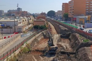 Imagen de las obras del soterramiento este miércoles junto a las viejas casas de la Renfe.
