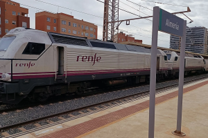 El Talgo Intercity hace una parada en la estación de Almería.