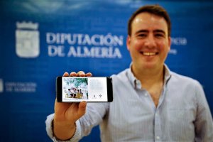 Fernando Giménez con la imagen de la campaña que se publicita en Francia.