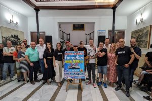 Autoridades junto a los miembros de La Rabia y asistentes al evento de presentación del cartel.