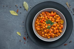 Guiso de garbanzos. Fotografía de Magdazarabeska descargada en Depositphotos.com.