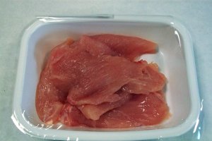 Imagen de archivo de pollo envasado.