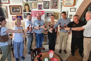 Hosteleros, instituciones, patrocinadores y asociaciones amigas de ASHAL brindando ayer martes en el Bahía de Palma por el Día Mundial de la Tapa.