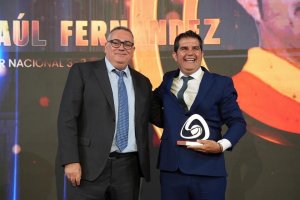 Raúl Fernández con el galardón otorgado por la FAB.