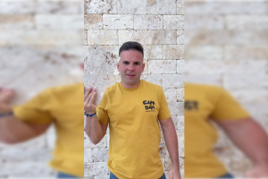 Ángel Gaitán, elogiando en un vídeo en TikTok elogiando un producto estrella de Almería.