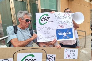 Imágenes de la manifestación del pasado lunes en la sede de CSIF Almería.