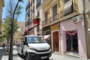 Grúas colocando las estructuras en Reyes Católicos