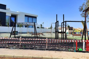 Así ha quedado el parque infantil tras el acto vandálico.