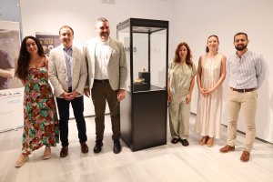 Autoridades y responsables del museo junto a las piezas exhibidas.