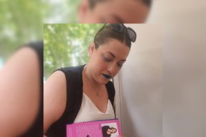 Angy Skay firmando su último libro, \'Un amor matemático\'.