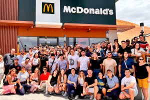 La gran familia de McDonalds’s en Almería posa delante del nuevo establecimiento. 